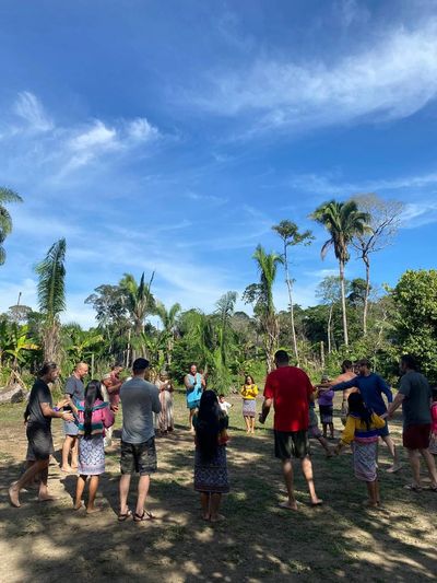 Guests standing together in a circle on the grounds of El Centro Inka Meraya.
